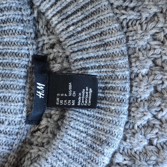 H&M gray knit sweater size small - Picture 2 of 8